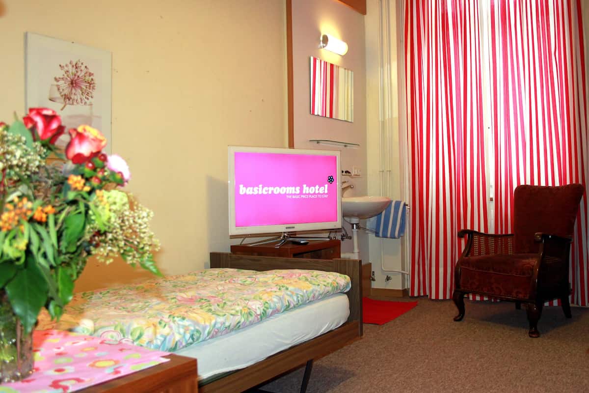 Single Room, Shared Bathroom | Desk, WiFi (free)