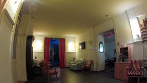 Interior entrance - BasicRooms Hotel (Matten bei Interlaken)