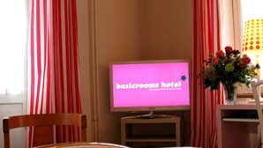Desk, WiFi (free) - BasicRooms Hotel (Matten bei Interlaken)