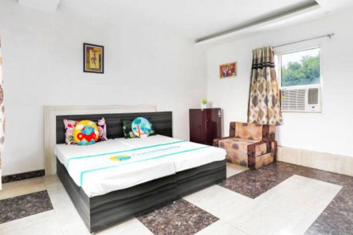 Premium bedding, individually decorated, individually furnished, desk