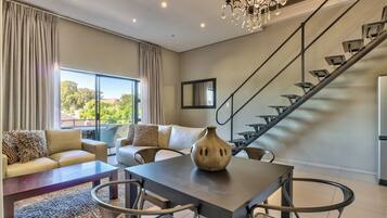 Appartement luxueux, climatisation, vue sur la ville | Aire de séjour