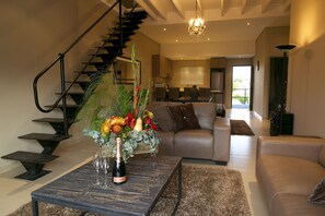 Appartement | Coin séjour | Télévision à écran plasma de 30 pouces avec chaînes par satellite