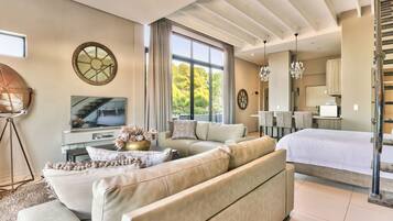 Luxury Apartment, Air conditioning, City View | Living area