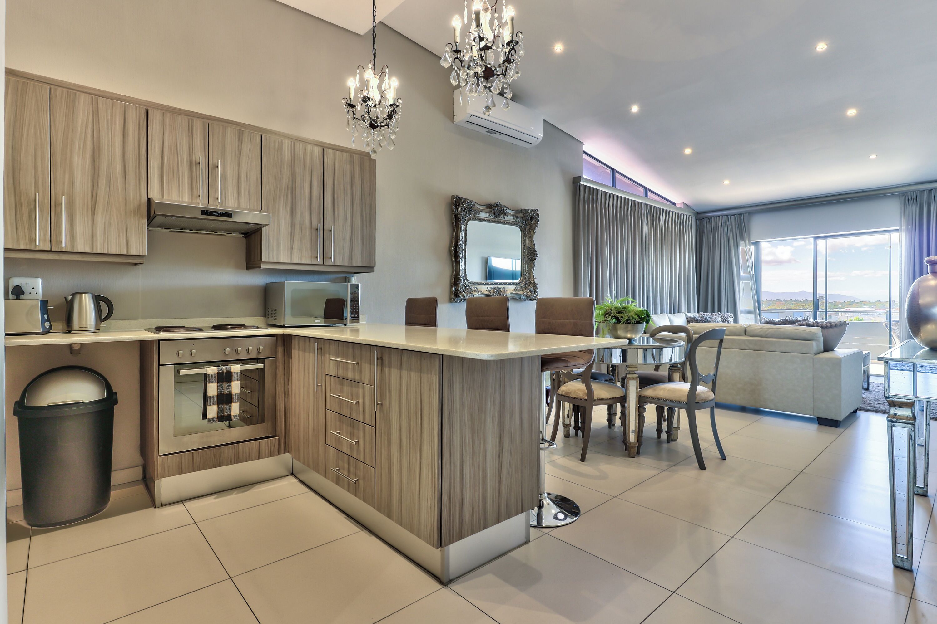 Luxury Apartment, 3 Bedrooms, 2 Bathrooms, Courtyard View