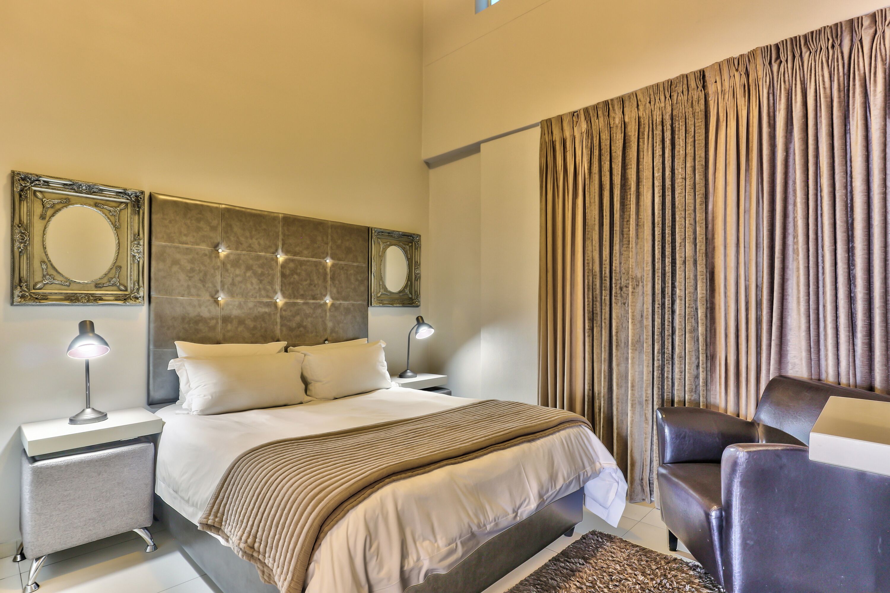 Luxury Apartment, 3 Bedrooms, 2 Bathrooms, Courtyard View