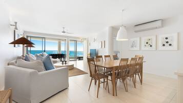 Deluxe appartement | Woonruimte | Een 42-inch flatscreentelevisie met kabelzenders en ledtelevisie