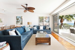 럭셔리 펜트하우스, 침실 3개, 바다 전망 | 거실 공간 | 케이블 채널 시청이 가능한 42인치 평면 TV, LED TV, DVD 플레이어