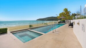 A rooftop pool with a view of the beach and ocean. - La Mer Noosa (Noosa Heads)