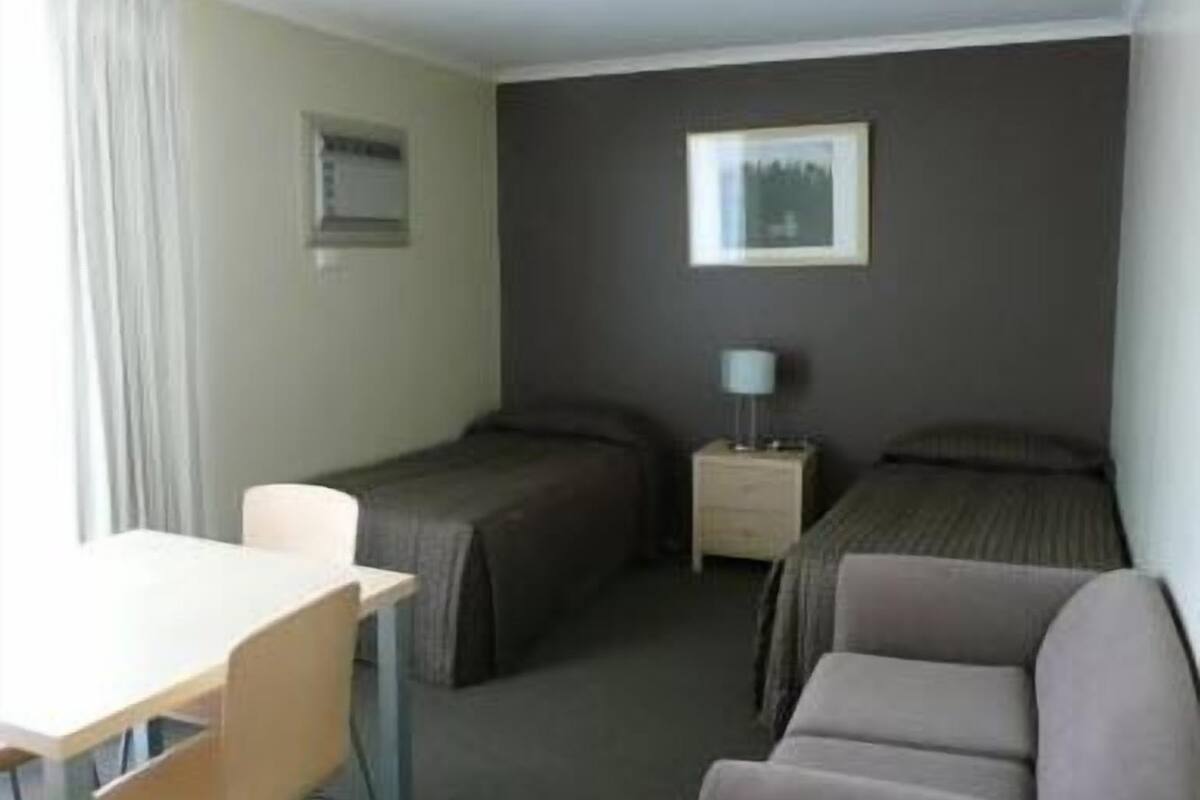 Deluxe Twin Room | Minibar, laptop workspace, iron/ironing board, cribs (surcharge)