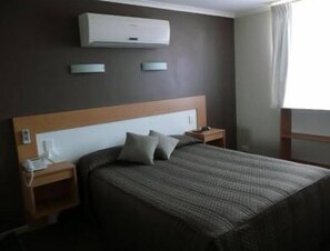 Habitación Deluxe, 1 cama de matrimonio | Minibar y espacio para trabajar con un portátil