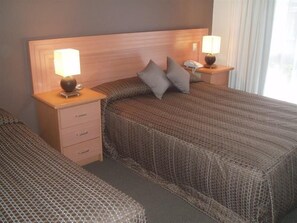 Deluxe Twin Room | Minibar, laptop workspace, iron/ironing board, cribs/infant beds - Keilor Motor Inn (Keilor)