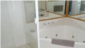 Shower, free toiletries, hair dryer (on request), towels - Keilor Motor Inn (Keilor)
