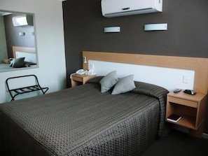 Habitación Deluxe, 1 cama de matrimonio | Minibar y espacio para trabajar con un portátil