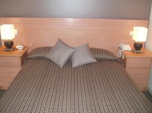 Habitación Deluxe, 1 cama de matrimonio | Minibar y espacio para trabajar con un portátil