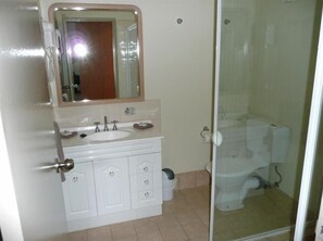 Shower, free toiletries, hair dryer, towels - Keilor Motor Inn (Keilor)