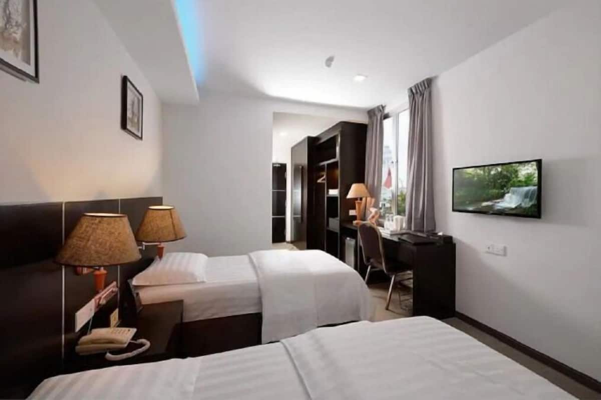 Zimmersafe, Verdunkelungsvorhänge, Bügeleisen/Bügelbrett