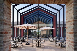 4 restaurants, breakfast, lunch, dinner served; international cuisine 