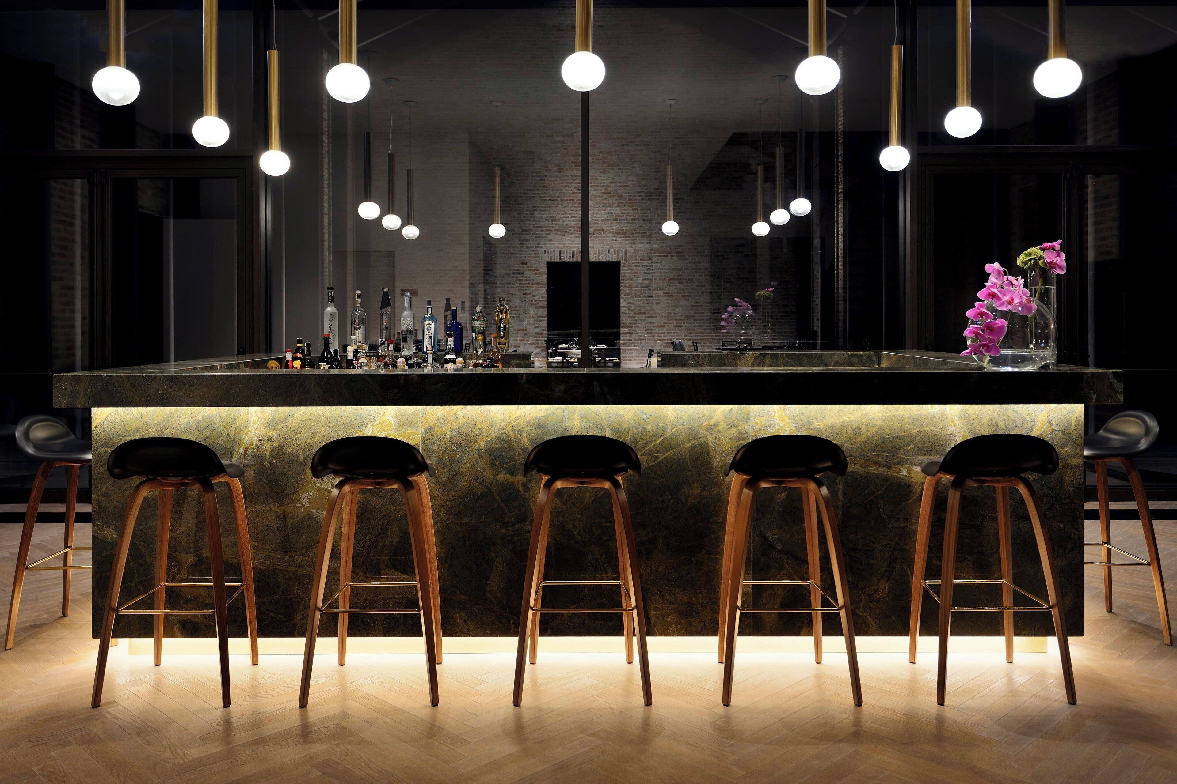 2 Bars/Lounges, 2 Poolbars