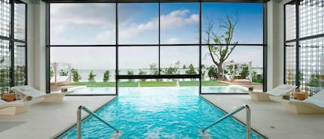 Couples treatment room(s), sauna, hot tub, steam room