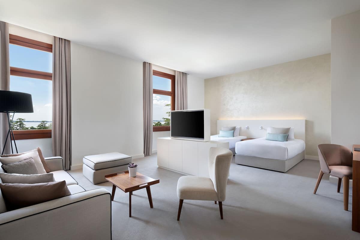 Premium bedding, in-room safe, individually decorated