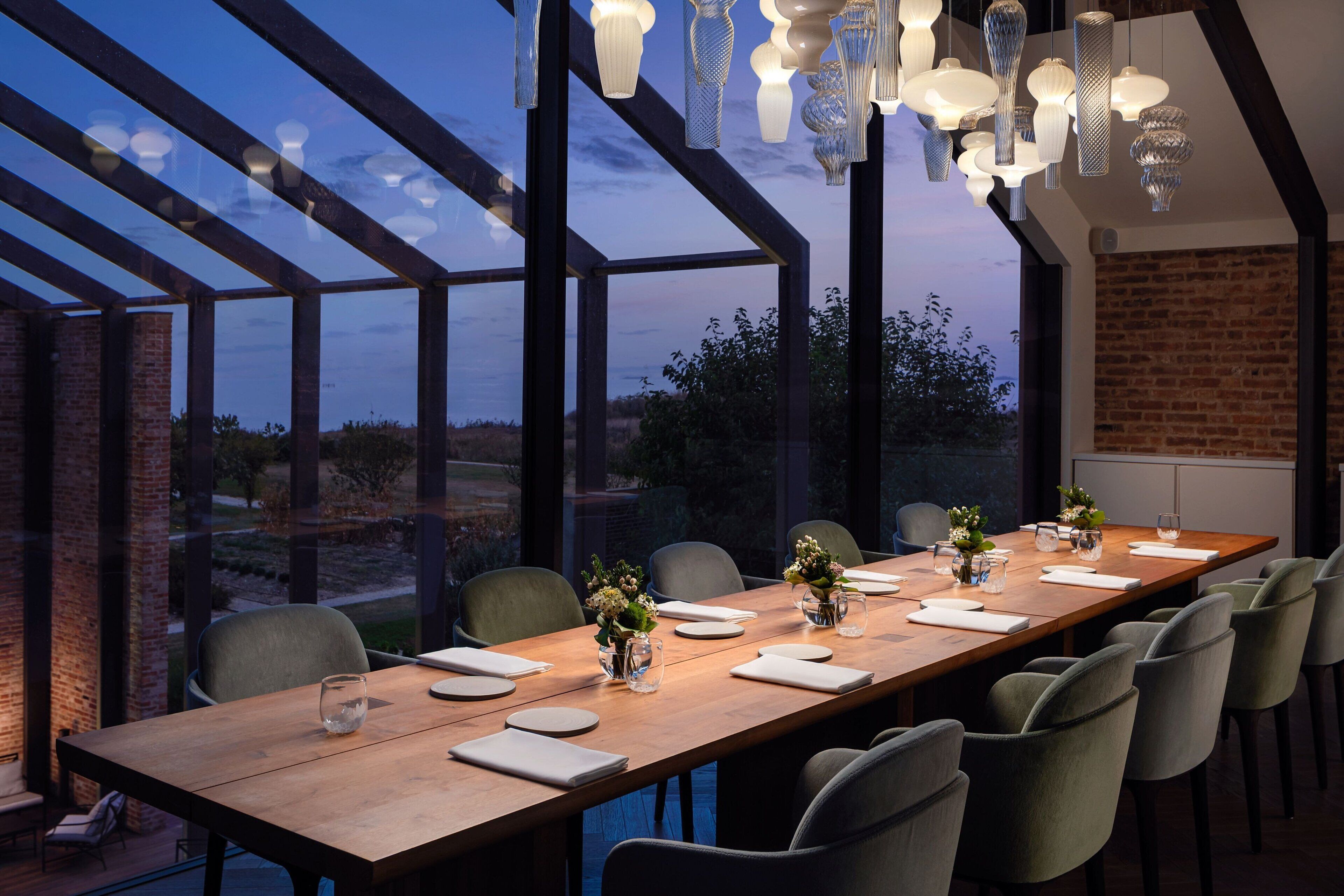 4 restaurants, breakfast, lunch, dinner served; international cuisine