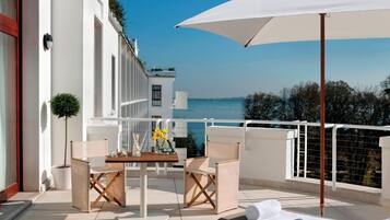 Suite presidencial, 1 habitación, terraza | Ropa de cama de alta calidad, caja fuerte, decoración individual