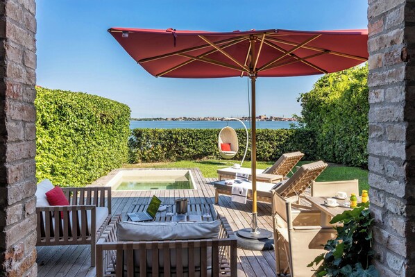 Deluxe Room, 1 King Bed | Premium bedding, in-room safe, individually decorated