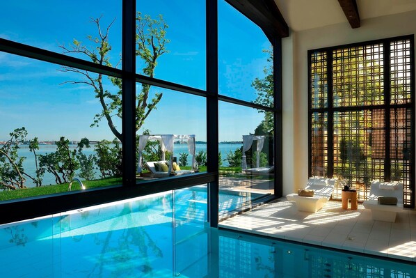 Couples treatment room(s), sauna, hot tub, steam room