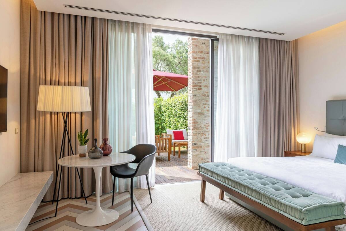 La Residenza Deluxe | Premium bedding, in-room safe, desk, laptop workspace