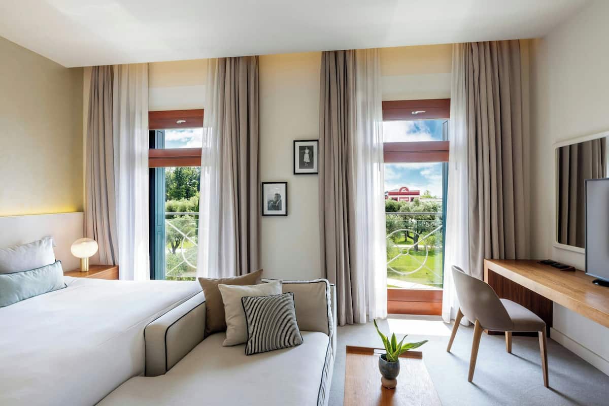 Premium bedding, in-room safe, individually decorated