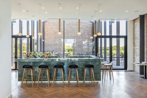 4 ristoranti, aperti a colazione e a pranzo, cucina internazionale