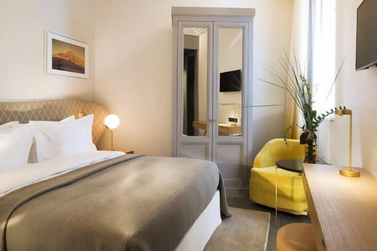 Premium bedding, pillowtop beds, in-room safe, individually furnished