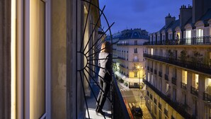 A view of a multi-story building with balconies and a street below. - Hôtel Le Marianne (Paris)