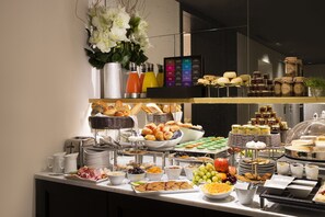 Daily buffet breakfast (EUR 25 per person) - Hôtel Le Marianne (Paris)