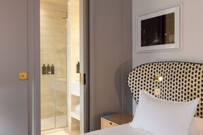 Premium bedding, pillow-top beds, in-room safe, individually furnished - Hôtel Le Marianne (Paris)