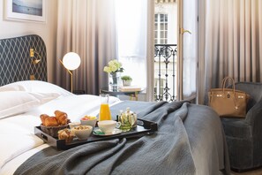Superior Room | Room service - dining - Hôtel Le Marianne (Paris)