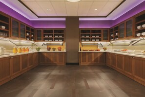 Café da manhã com buffet grátis todos os dias