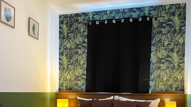 Green Lounge | Bộ đồ giường cao cấp, bàn, khu vực làm việc phù hợp cho laptop 