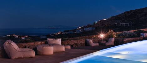 Piscine extérieure, parasols de plage, chaises longues