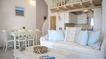 Villa, 2 habitaciones, vista al mar | Sala de estar | Televisión LCD