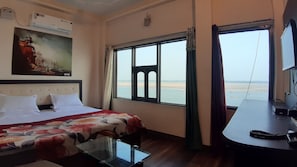 Deluxe Room River View | In-room safe, desk, soundproofing, free WiFi - Hotel Sita (Varanasi)