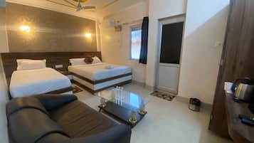 Deluxe Family Room River View | In-room safe, desk, soundproofing, free WiFi