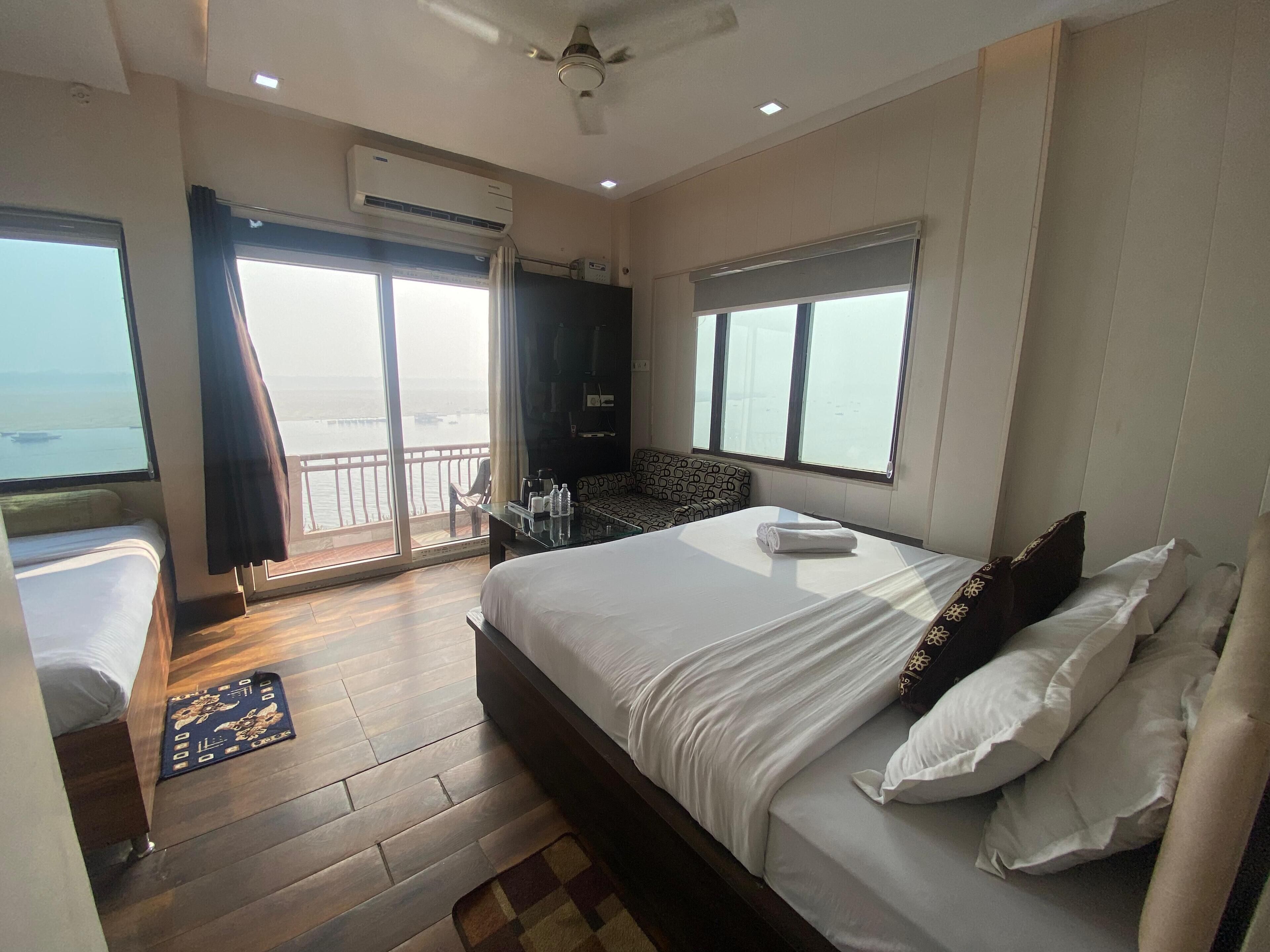 Caja de seguridad en la habitación y escritorio 