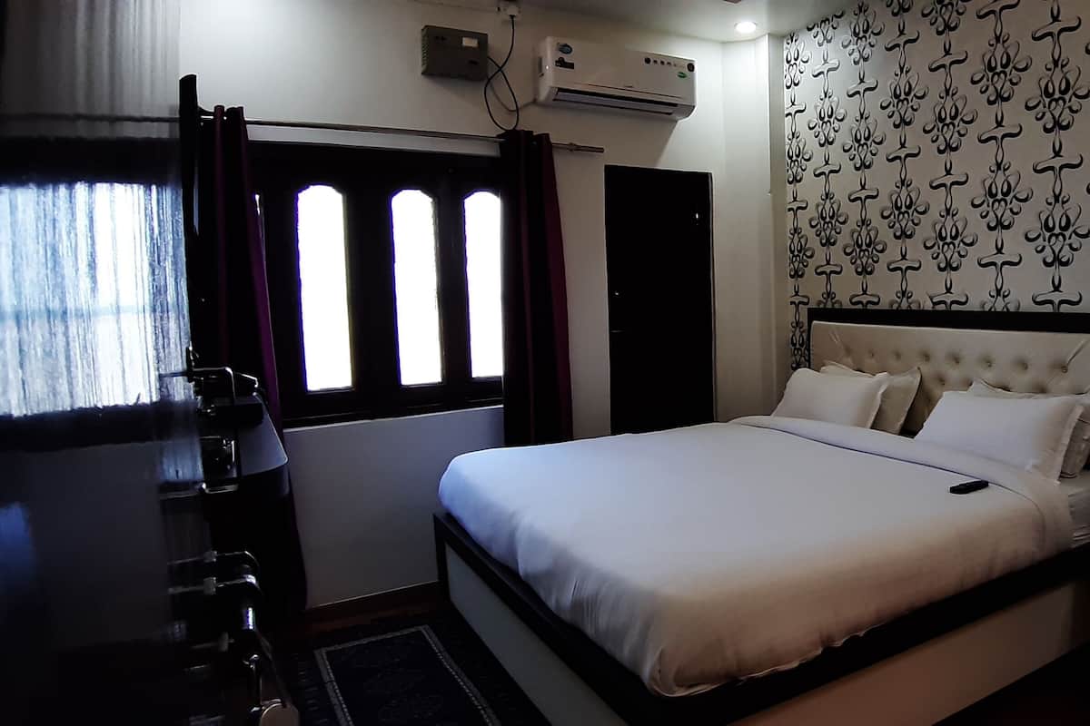 Habitació doble o amb dos llits individuals Deluxe, vistes al riu (Ganga Darshan Deluxe Room) | Caixa forta a l'habitació, escriptori i habitacions insonoritzades 