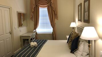 Habitación estándar con 2 camas individuales, baño en la habitación | Caja de seguridad en la habitación, cortinas blackout y wifi gratis