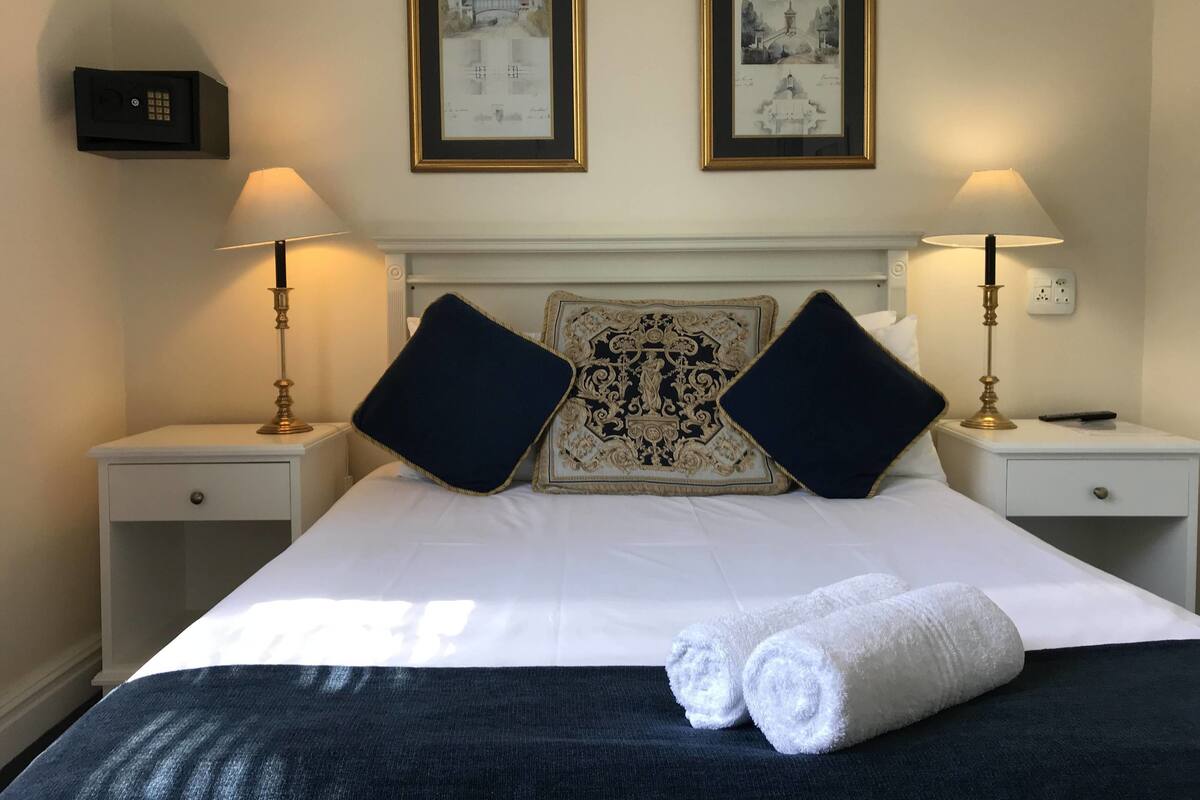 Classic Double Room | In-room safe, blackout drapes, WiFi (free), bed sheets