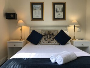 Classic Double Room | In-room safe, blackout drapes, free WiFi, bed sheets - Altona Guest House (Cape Town)