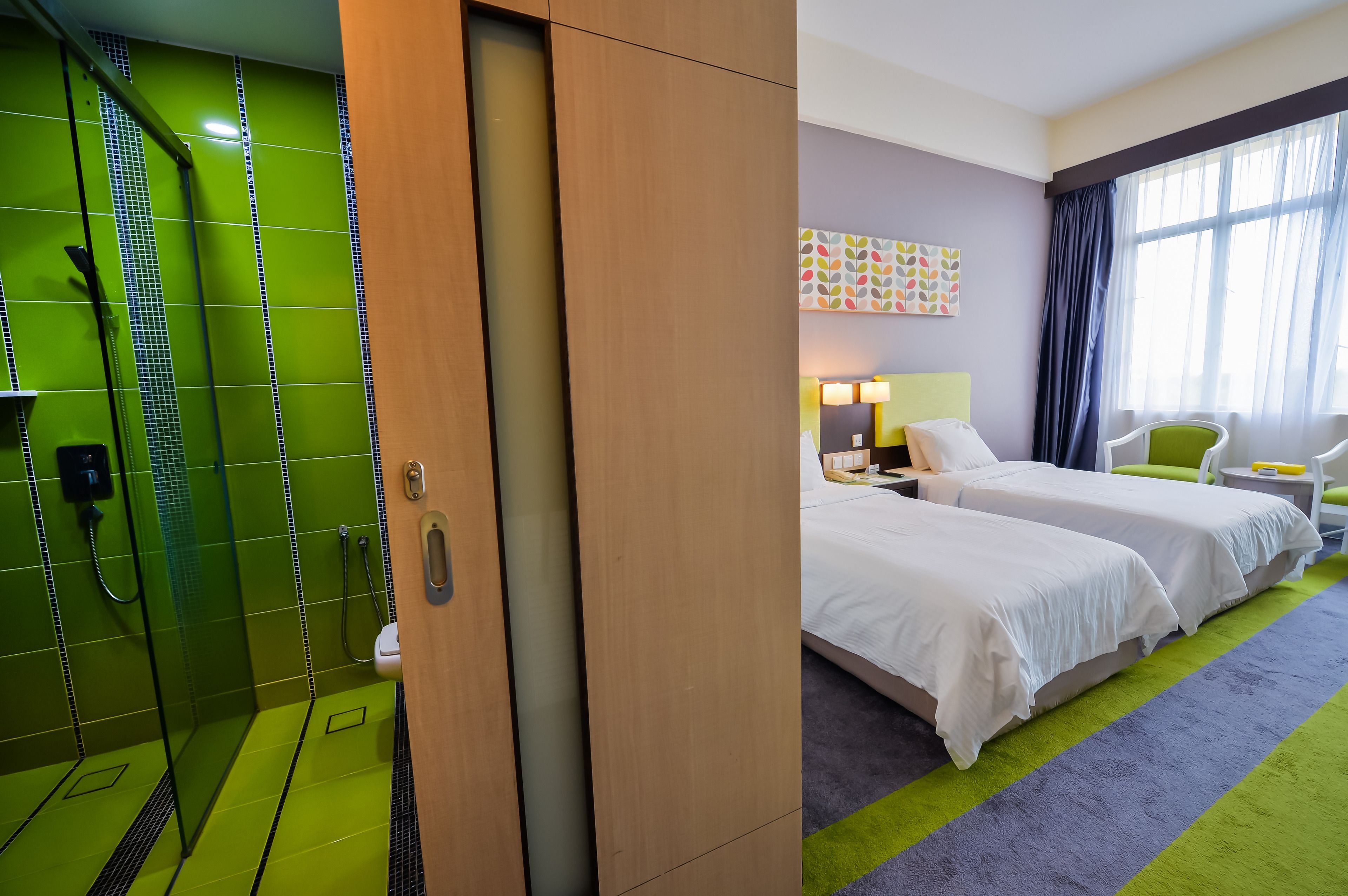 deluxe twin room | 1 bedroom, minibar, in-room safe, blackout curtains