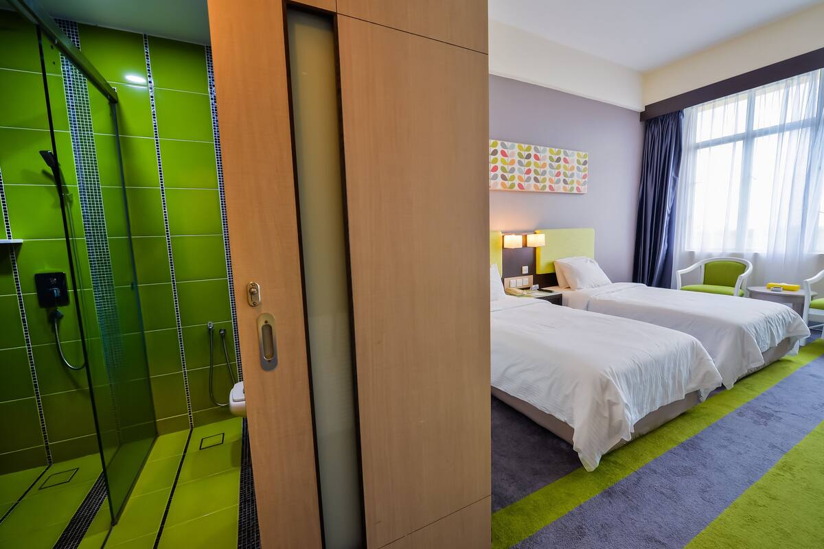 deluxe twin room | 1 bedroom, minibar, in-room safe, blackout curtains