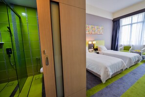 Deluxe Twin Room | Minibar, in-room safe, blackout drapes, iron/ironing board - Mega View Hotel Kuantan (Kuantan)